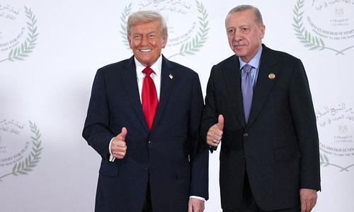 Διπλωματικές επιτυχίες και προκλήσεις στις σχέσεις ΗΠΑ-Τουρκίας το 2025