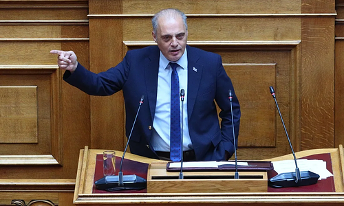 Κυριάκος Βελόπουλος: «Έτσι έφαγαν οι γαλάζιες ακρίδες το 1,6 εκατ. € για την δήθεν ανακαίνιση της αίθουσας που θα διεξαχθεί η δίκη για το έγκλημα των Τεμπών»