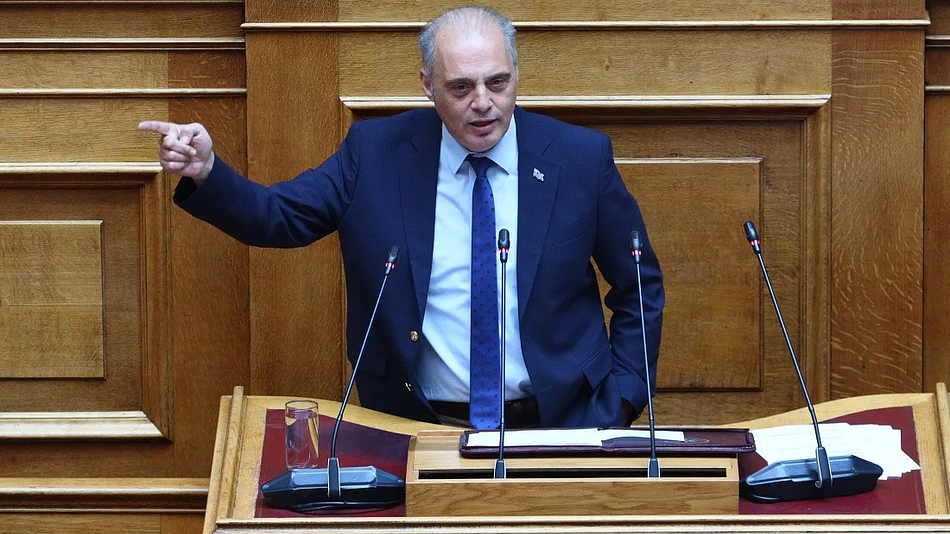 Κυριάκος Βελόπουλος: «Έτσι έφαγαν οι γαλάζιες ακρίδες το 1,6 εκατ. € για την δήθεν ανακαίνιση της αίθουσας που θα διεξαχθεί η δίκη για το έγκλημα των Τεμπών»