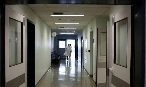 Σώος αλλά σε κρίσιμη κατάσταση ο νεαρός που διασώθηκε από ναυαγοσώστη στην πλαζ