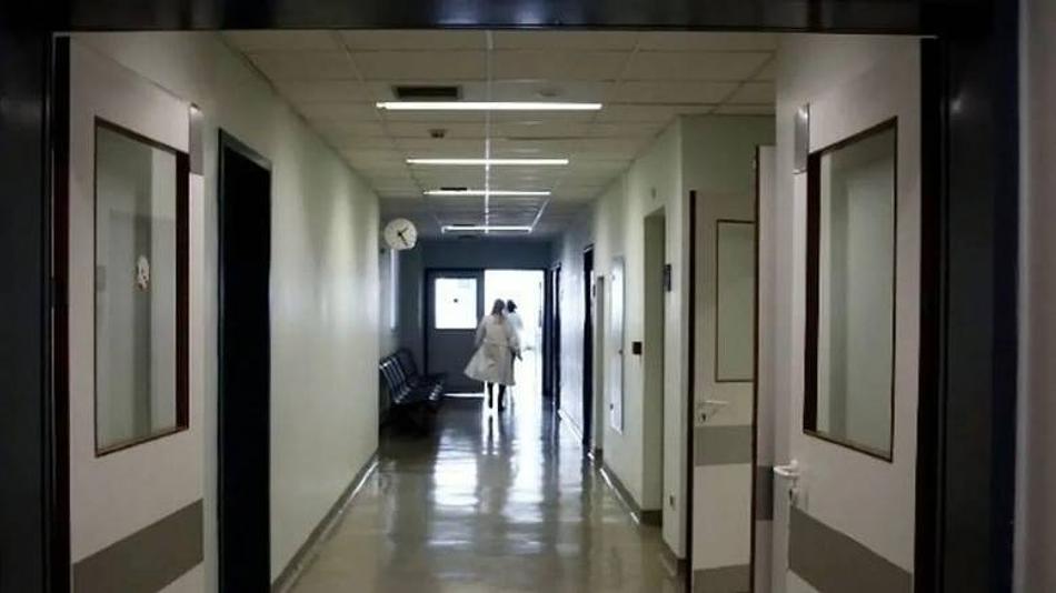 Σώος αλλά σε κρίσιμη κατάσταση ο νεαρός που διασώθηκε από ναυαγοσώστη στην πλαζ