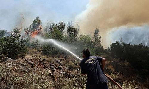 Ενισχύονται οι δυνάμεις για την κατάσβεση πυρκαγιάς στον Ασπρόπυργο Αττικής