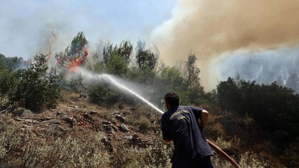 Ενισχύονται οι δυνάμεις για την κατάσβεση πυρκαγιάς στον Ασπρόπυργο Αττικής