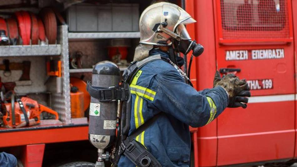 Πυρκαγιά σε χαμηλή βλάστηση στον Ασπρόπυργο Αττικής με 59 πυροσβέστες σε δράση