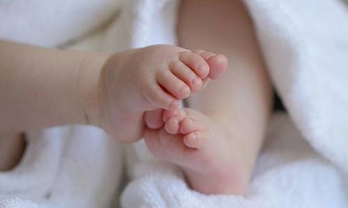 Αθώωση μητέρας που είχε καταδικαστεί σε 8ετή κάθειρξη για θανατηφόρα έκθεση του βρέφους της