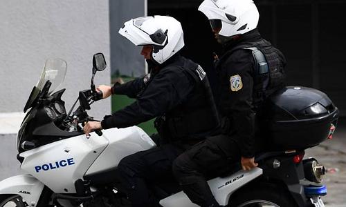 Συνελήφθη 25χρονος μετά από επικίνδυνη καταδίωξη και έρευνα αποκάλυψε όπλα και ναρκωτικά στην κατοικία του