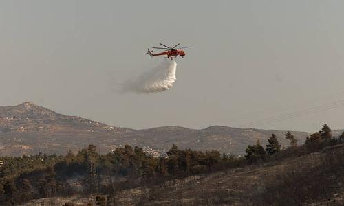 Δυσκολίες στην κατάσβεση της φωτιάς λόγω μεταβαλλόμενων ανέμων στην περιοχή του Αργυρόμυλου