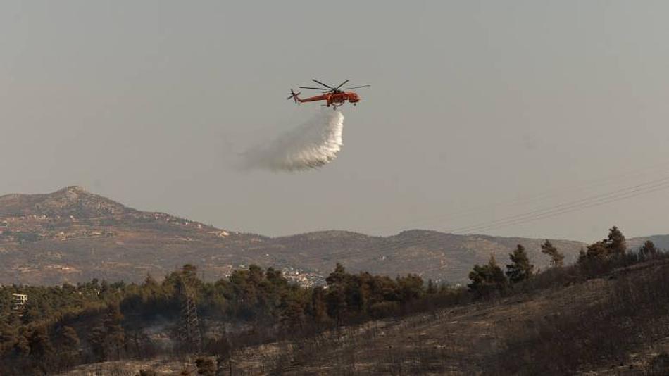 Δυσκολίες στην κατάσβεση της φωτιάς λόγω μεταβαλλόμενων ανέμων στην περιοχή του Αργυρόμυλου