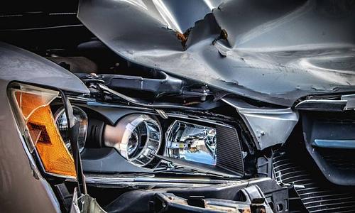 Οδηγός έκανε λάθος χειρισμό και προκάλεσε ατύχημα σε κατάστημα