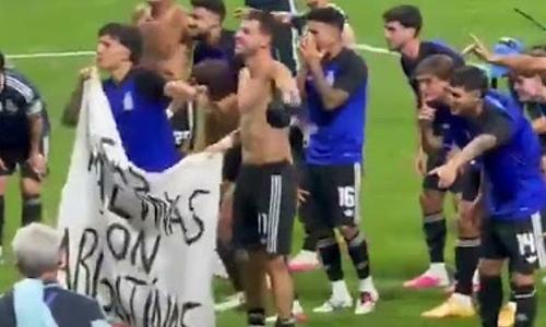 Πολιτικό πανό για τις Μαλβίνες ύψωσαν οι Αργεντινοί ποδοσφαιριστές μετά τη νίκη τους επί της Αγγλίας