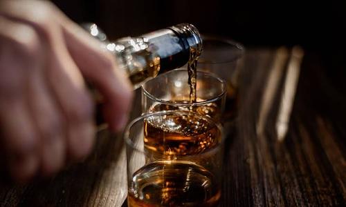 Σύλληψη γονέων μετά από περιστατικό αλκοόλ σε πάρτι με ανηλίκους στο Ηράκλειο