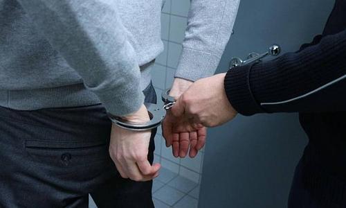 Τρεις ανήλικοι κατηγορούνται για κλοπή αυτοκινήτων και βία κατά αστυνομικών