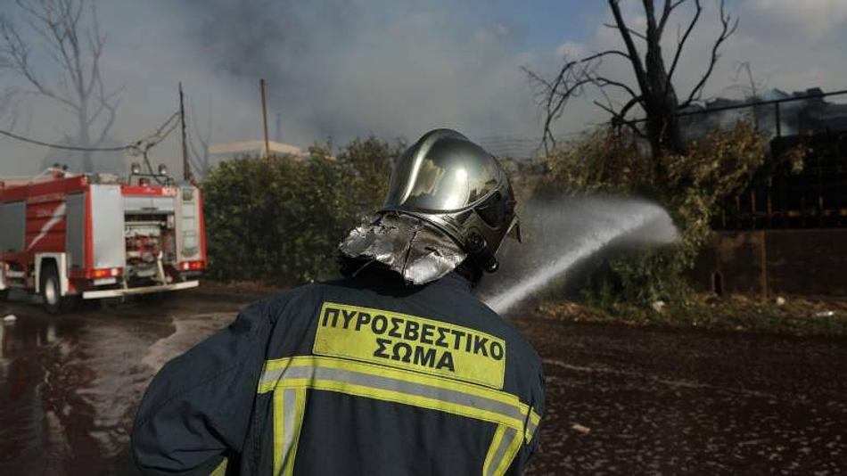 Εκκένωση κατοίκων λόγω δασικής πυρκαγιάς στην περιοχή Μακύνεια Ναυπακτίας