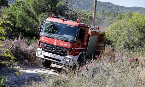 Πυρκαγιά στη χαμηλή βλάστηση της Κασσάνδρας με 72 πυροσβέστες και αεροπορική υποστήριξη