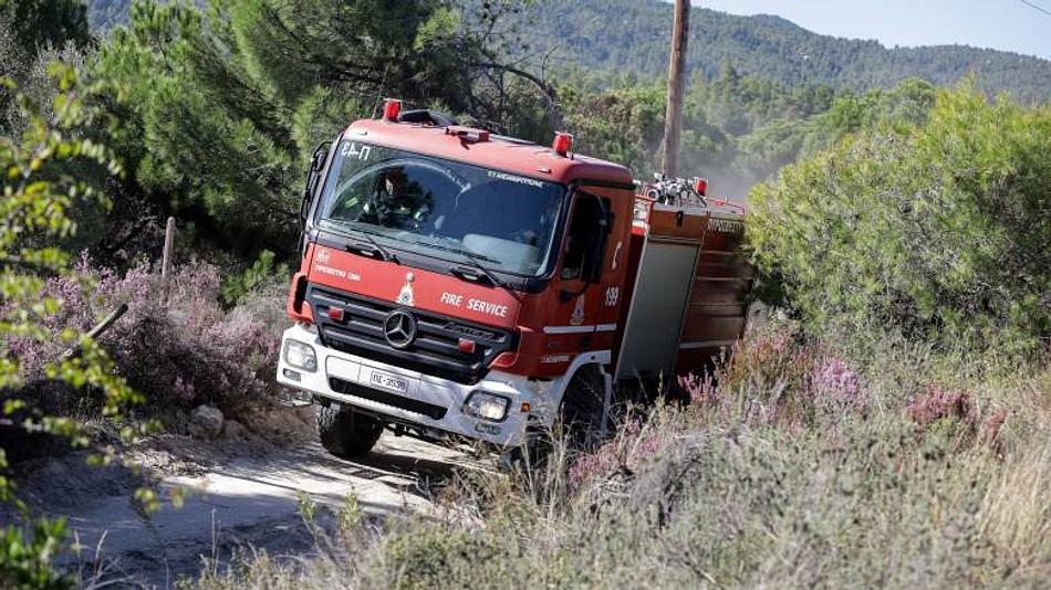 Πυρκαγιά στη χαμηλή βλάστηση της Κασσάνδρας με 72 πυροσβέστες και αεροπορική υποστήριξη