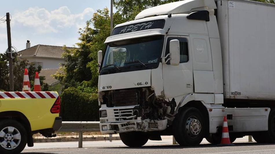 Σοβαρό τροχαίο ατύχημα στην είσοδο της σήραγγας Ακτίου με εμπλοκή νταλίκας και ακινητοποιημένων οχημάτων