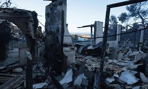Φωτιά στη Σαλαμίνα: Δύο νεκροί και εκατοντάδες απεγκλωβισμένα άτομα από την πύρινη λαίλαπα