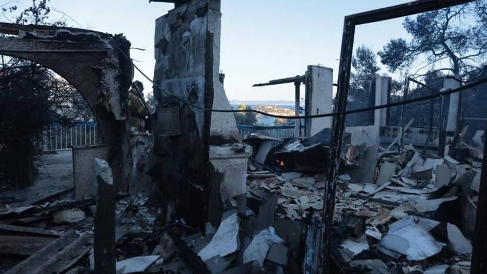 Φωτιά στη Σαλαμίνα: Δύο νεκροί και εκατοντάδες απεγκλωβισμένα άτομα από την πύρινη λαίλαπα