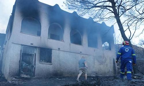 Φωτιά στη Σαλαμίνα: Δύο νεκροί και μεγάλος αριθμός εκκενώσεων πολιτών