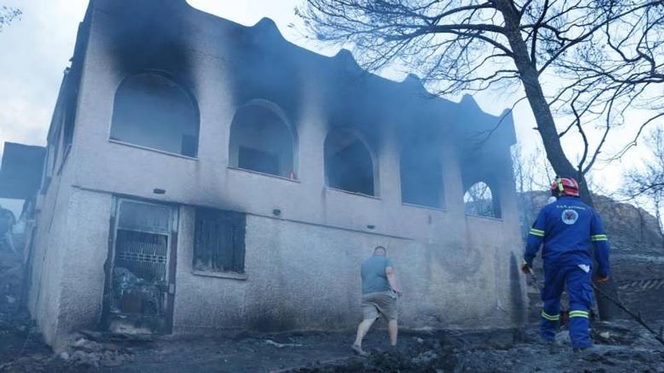 Φωτιά στη Σαλαμίνα: Δύο νεκροί και μεγάλος αριθμός εκκενώσεων πολιτών