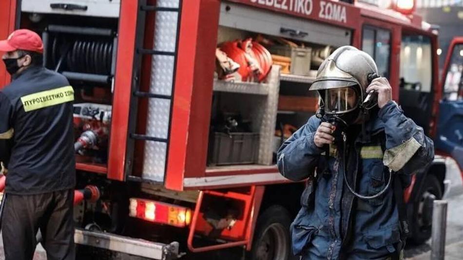 Πυρκαγιά κοντά σε χωριό: Άμεση αντίδραση της Πυροσβεστικής αποτρέπει την επέκταση