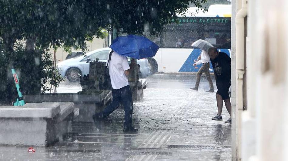 Αυξημένη επιφυλακή για την κακοκαιρία «εξπρές» με μηνύματα 112 σε πολλές περιοχές