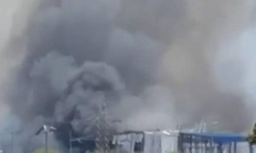 Μεγάλη φωτιά σε εργοστάσιο στην Κορινθία: Πυκνοί καπνοί και εκρήξεις προκαλούν ανησυχία