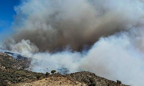 Δυσκολίες στην κατάσβεση πυρκαγιάς λόγω καιρικών συνθηκών
