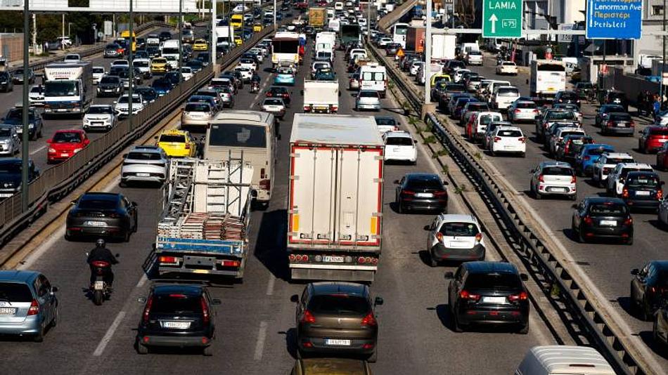 Αυξημένη κυκλοφορία και καθυστερήσεις στους δρόμους της Αττικής