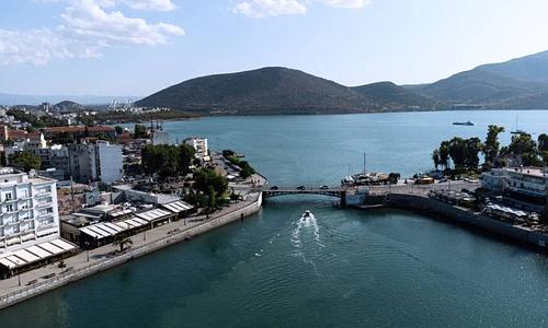 Απρόοπτο πέρασμα πλοίου από τη γέφυρα της Χαλκίδας με ελάχιστη απόσταση από τα τοιχώματα