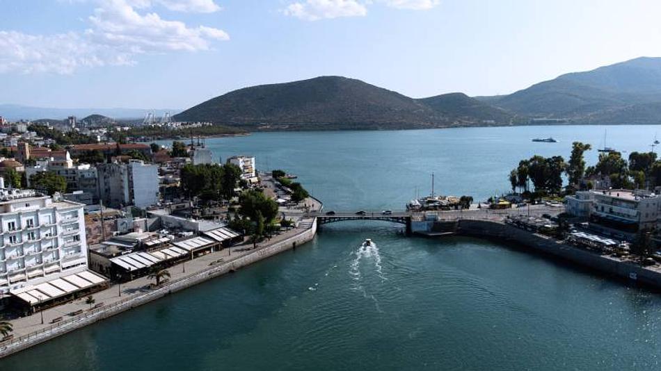 Απρόοπτο πέρασμα πλοίου από τη γέφυρα της Χαλκίδας με ελάχιστη απόσταση από τα τοιχώματα