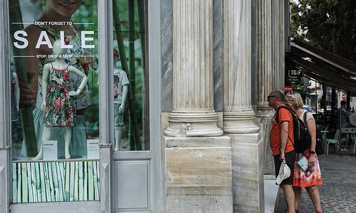 Συγκρατημένες προσδοκίες για τις θερινές εκπτώσεις λόγω χαμηλού τζίρου και πίεσης από ασιακές ιστοσελίδες