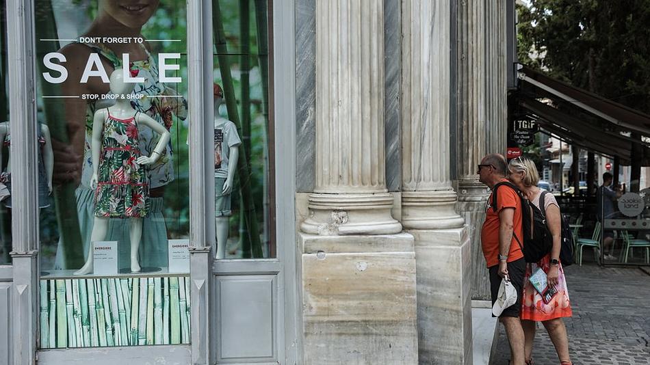 Συγκρατημένες προσδοκίες για τις θερινές εκπτώσεις λόγω χαμηλού τζίρου και πίεσης από ασιακές ιστοσελίδες