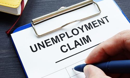 Αύξηση αιτήσεων επιδομάτων ανεργίας στις ΗΠΑ, αλλά με σταθερή αγορά εργασίας
