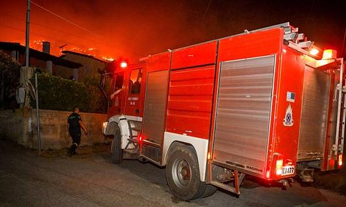 Φωτιά σε πλήρη εξέλιξη ανάμεσα σε Καρύδι και Βρυσίδι με εκκένωση οικισμών