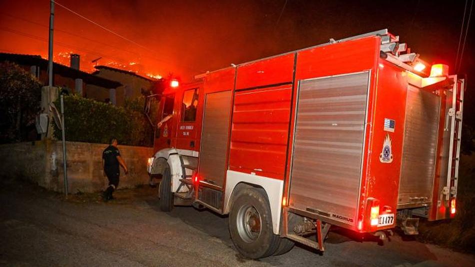 Φωτιά σε πλήρη εξέλιξη ανάμεσα σε Καρύδι και Βρυσίδι με εκκένωση οικισμών