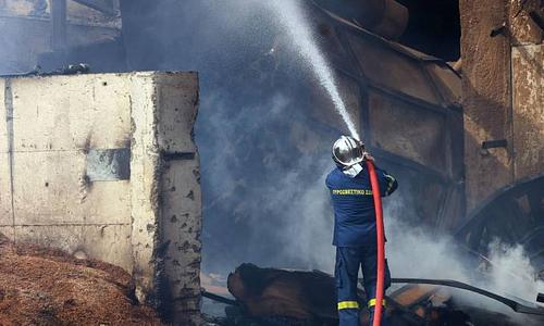 Μάχη με τις φλόγες από την Πυροσβεστική σε περιοχή με πυκνό καπνό