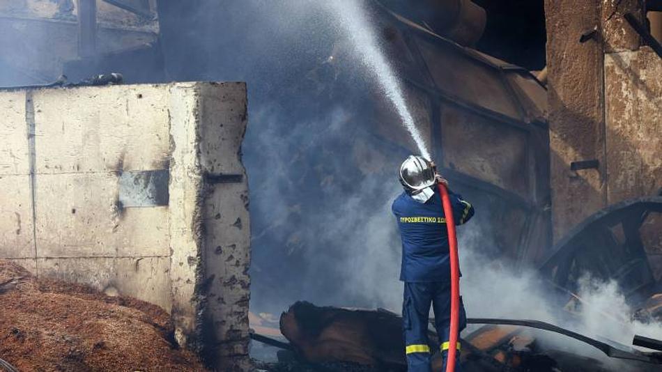 Μάχη με τις φλόγες από την Πυροσβεστική σε περιοχή με πυκνό καπνό