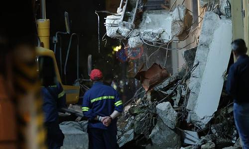 Συνεχίζονται οι έρευνες για τους έξι αγνοούμενους μετά την έκρηξη στην Πλάκα