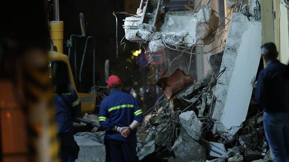 Συνεχίζονται οι έρευνες για τους έξι αγνοούμενους μετά την έκρηξη στην Πλάκα