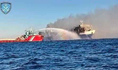 Συναγερμός για την επικίνδυνη κλίση του πλοίου BLUE CARRIER 2 και τις συνέπειες της πυρκαγιάς