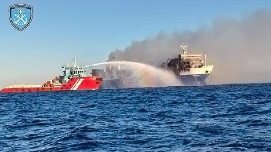 Συναγερμός για την επικίνδυνη κλίση του πλοίου BLUE CARRIER 2 και τις συνέπειες της πυρκαγιάς