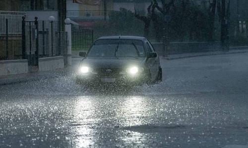 Δυνατό μπουρίνι πλήττει τη Σκιάθο με καταρρακτώδεις βροχές και προβλήματα ρευματοδοσίας