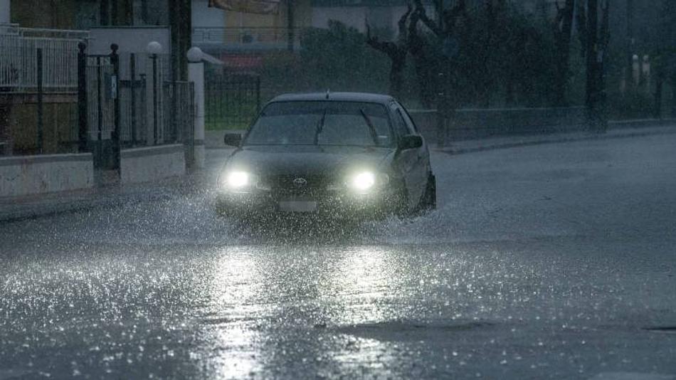 Δυνατό μπουρίνι πλήττει τη Σκιάθο με καταρρακτώδεις βροχές και προβλήματα ρευματοδοσίας