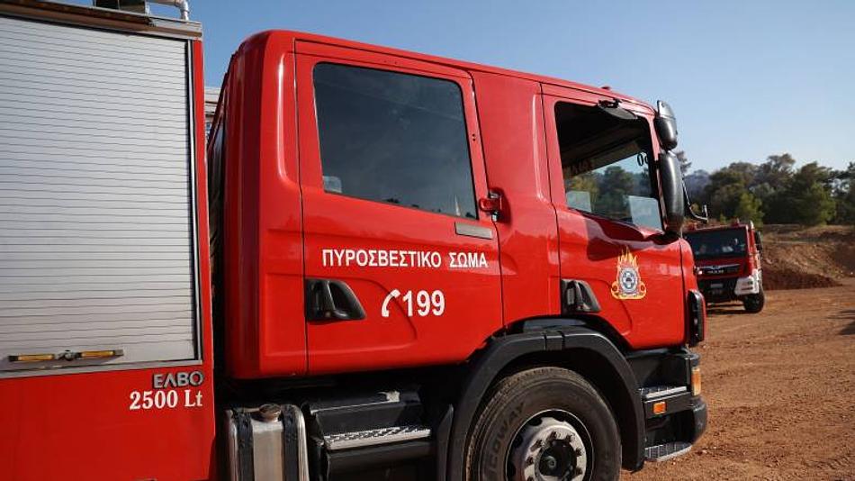 Μάχη με τις φλόγες στη Σαλαμίνα: Σε πλήρη εξέλιξη η επιχείρηση κατάσβεσης