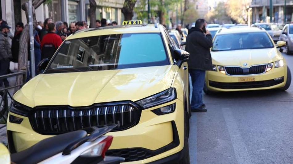 Επίθεση σε οδηγούς ταξί από άνδρες με μηχανάκι στην Λαμία