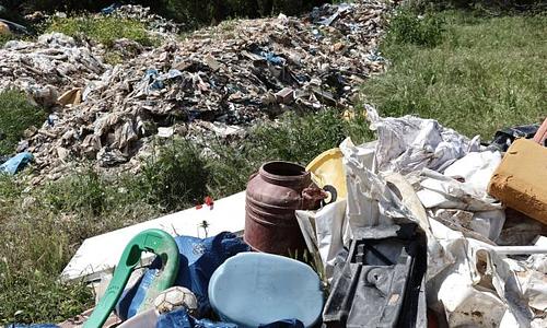 Σύλληψη δύο ατόμων για απόρριψη αποβλήτων και επικίνδυνη οδήγηση στην Αθήνα