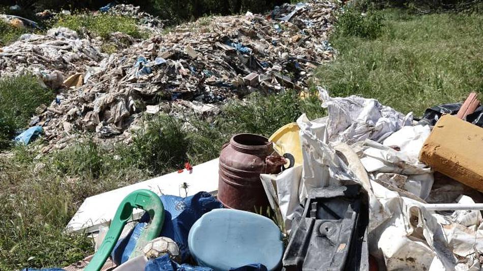 Σύλληψη δύο ατόμων για απόρριψη αποβλήτων και επικίνδυνη οδήγηση στην Αθήνα