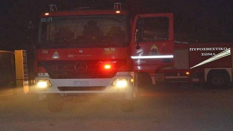 Σοβαρή φωτιά σε κατοικία με εκρήξεις και κατάρρευση σοφίτας στην Αρτέμιδα