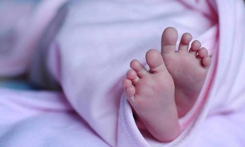 Επίδομα 1.000 ευρώ για κάθε νέα γέννηση από τον Δήμο Περάματος